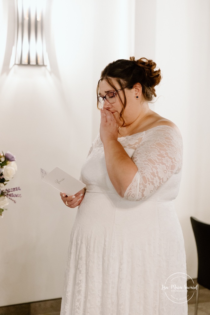 Two brides wedding. Same sex wedding. Plus size brides wedding photos. Wedding reception in small room with artificial light. Mariage avec deux femmes. Mariage LGBTQ+ au Saguenay-Lac-Saint-Jean. Photographe de mariage au Saguenay.