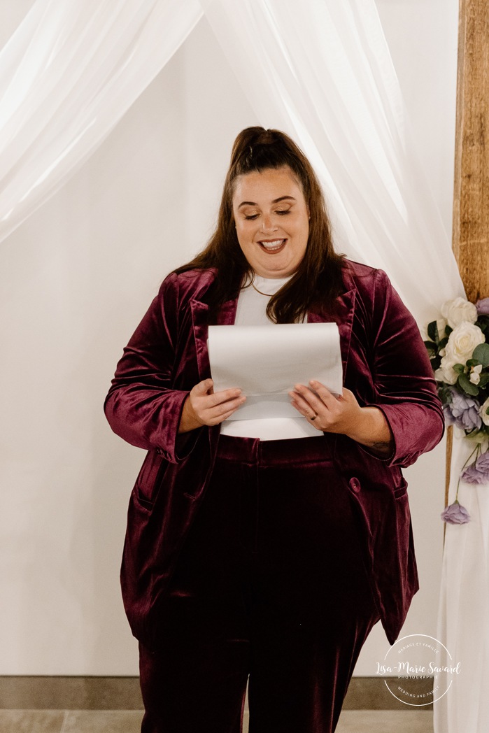 Two brides wedding. Same sex wedding. Plus size brides wedding photos. Wedding reception in small room with artificial light. Mariage avec deux femmes. Mariage LGBTQ+ au Saguenay-Lac-Saint-Jean. Photographe de mariage au Saguenay.