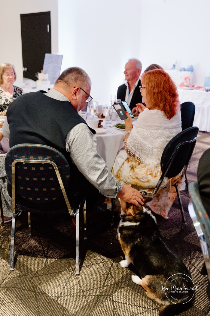 Wedding reception in dark venue. Two brides wedding photos. Same sex wedding photos. Plus size brides wedding photos. Mariage avec deux femmes. Mariage LGBTQ+ au Saguenay-Lac-Saint-Jean. Photographe de mariage au Saguenay.