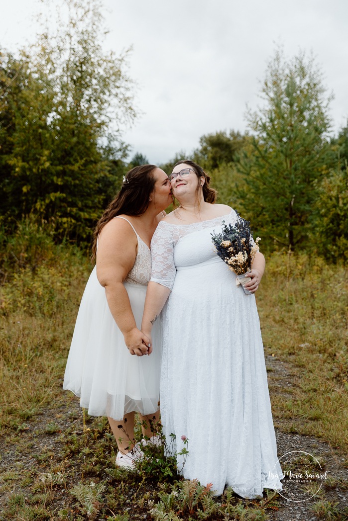 Two brides wedding photos. Same sex wedding photos. Plus size brides wedding photos. Mariage avec deux femmes. Mariage LGBTQ+ au Saguenay-Lac-Saint-Jean. Photographe de mariage au Saguenay.