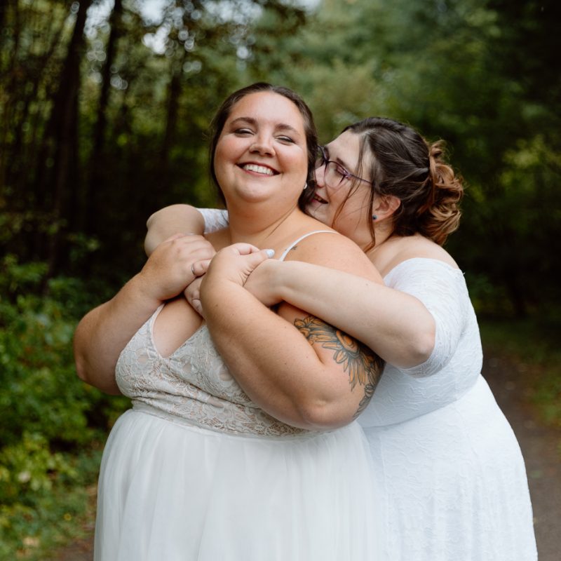 Two brides wedding photos. Same sex wedding photos. Plus size brides wedding photos. Mariage avec deux femmes. Mariage LGBTQ+ au Saguenay-Lac-Saint-Jean. Photographe de mariage au Saguenay.