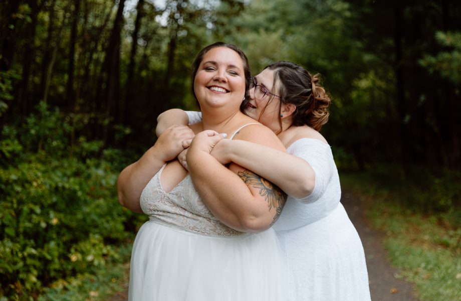 Two brides wedding photos. Same sex wedding photos. Plus size brides wedding photos. Mariage avec deux femmes. Mariage LGBTQ+ au Saguenay-Lac-Saint-Jean. Photographe de mariage au Saguenay.