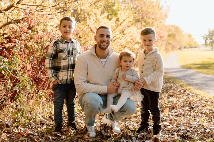 Fall family photos. Colorful fall family session. Mini séance d'automne à Montréal. Photos de famille en automne à Montréal. Montreal fall mini session. Montreal fall family photos.