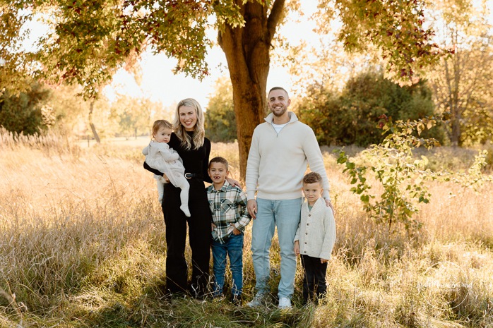 Fall family photos. Colorful fall family session. Mini séance d'automne à Montréal. Photos de famille en automne à Montréal. Montreal fall mini session. Montreal fall family photos.