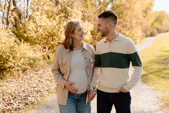 Fall maternity photos. Colorful fall maternity session. Mini séance d'automne à Montréal. Photos de famille en automne à Montréal. Montreal fall mini session. Montreal fall family photos.