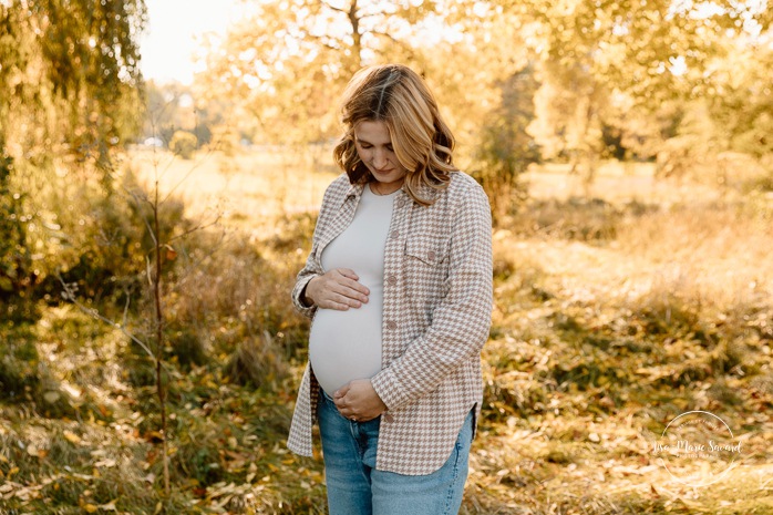 Fall maternity photos. Colorful fall maternity session. Mini séance d'automne à Montréal. Photos de famille en automne à Montréal. Montreal fall mini session. Montreal fall family photos.