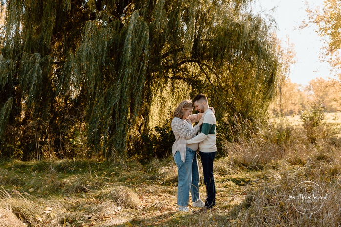 Fall maternity photos. Colorful fall maternity session. Mini séance d'automne à Montréal. Photos de famille en automne à Montréal. Montreal fall mini session. Montreal fall family photos.