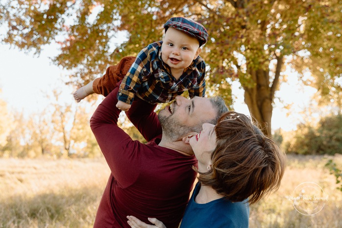 Fall family photos. Colorful fall family session. Mini séance d'automne à Montréal. Photos de famille en automne à Montréal. Montreal fall mini session. Montreal fall family photos.