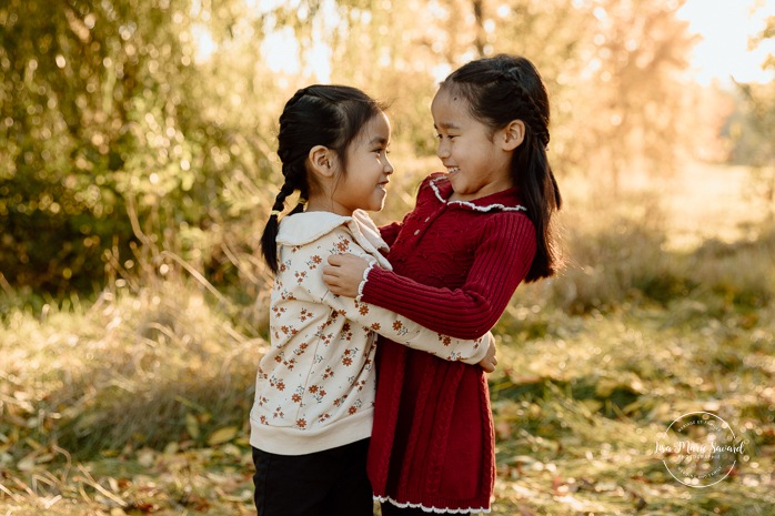 Fall family photos. Colorful fall family session. Mini séance d'automne à Montréal. Photos de famille en automne à Montréal. Montreal fall mini session. Montreal fall family photos.