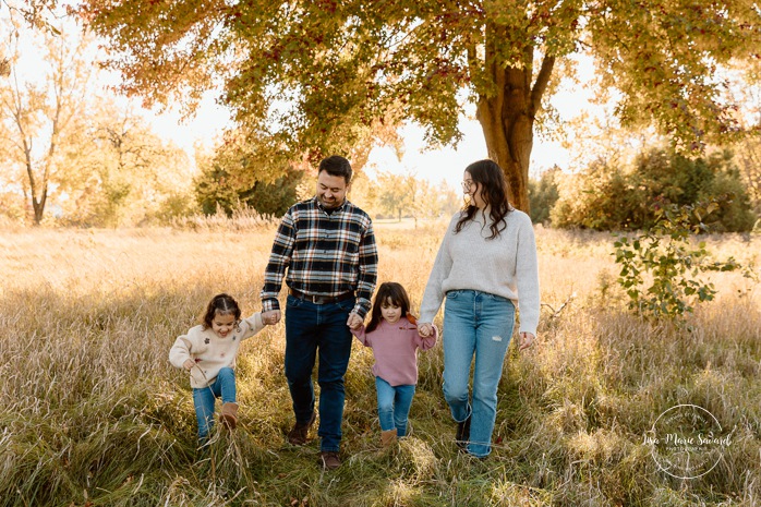 Fall family photos. Colorful fall family session. Mini séance d'automne à Montréal. Photos de famille en automne à Montréal. Montreal fall mini session. Montreal fall family photos.