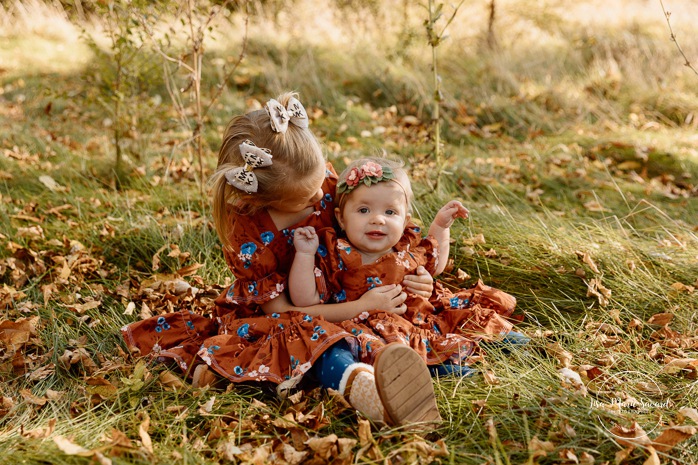 Fall family photos. Colorful fall family session. Mini séance d'automne à Montréal. Photos de famille en automne à Montréal. Montreal fall mini session. Montreal fall family photos.