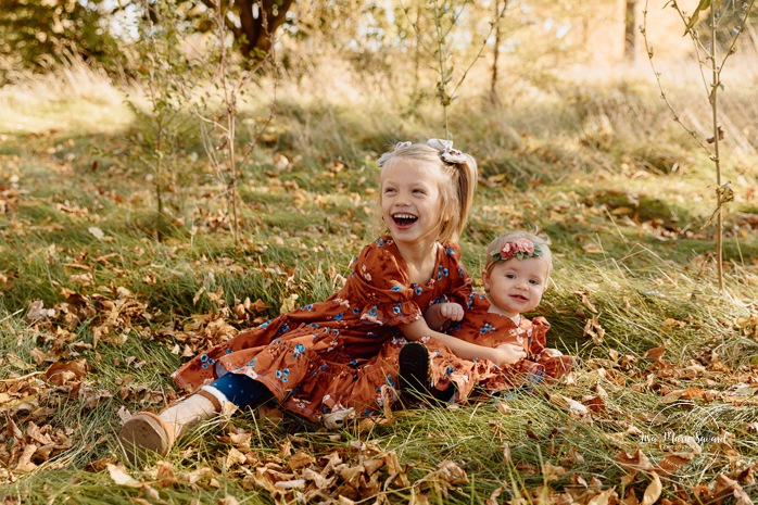 Fall family photos. Colorful fall family session. Mini séance d'automne à Montréal. Photos de famille en automne à Montréal. Montreal fall mini session. Montreal fall family photos.