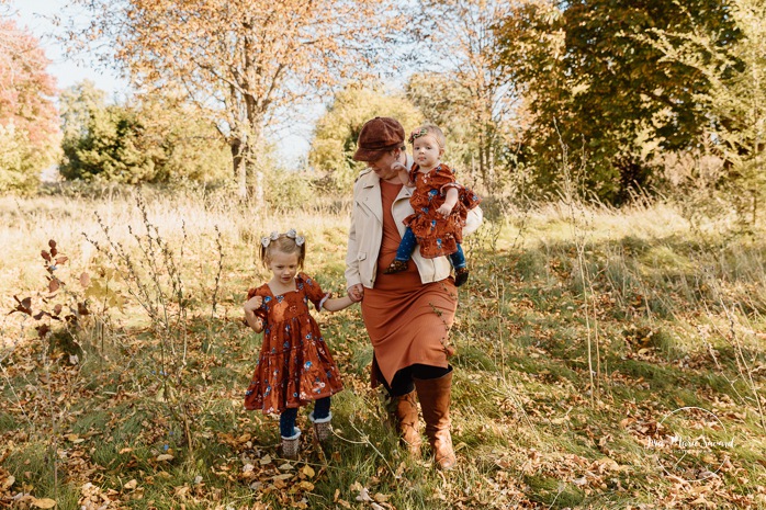 Fall family photos. Colorful fall family session. Mini séance d'automne à Montréal. Photos de famille en automne à Montréal. Montreal fall mini session. Montreal fall family photos.