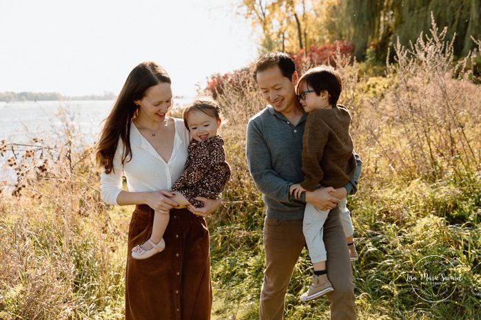 Fall family photos. Colorful fall family session. Mini séance d'automne à Montréal. Photos de famille en automne à Montréal. Montreal fall mini session. Montreal fall family photos.