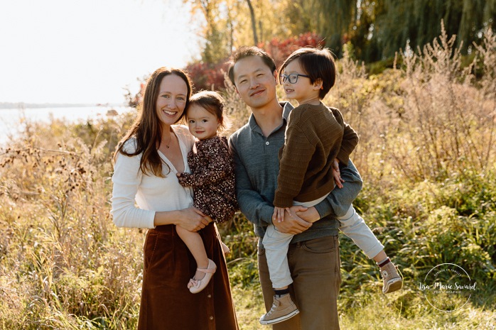 Fall family photos. Colorful fall family session. Mini séance d'automne à Montréal. Photos de famille en automne à Montréal. Montreal fall mini session. Montreal fall family photos.