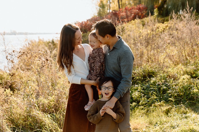 Fall family photos. Colorful fall family session. Mini séance d'automne à Montréal. Photos de famille en automne à Montréal. Montreal fall mini session. Montreal fall family photos.