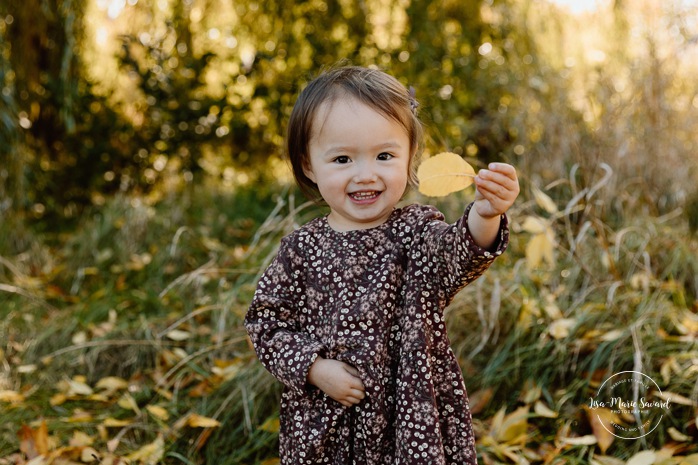 Fall family photos. Colorful fall family session. Mini séance d'automne à Montréal. Photos de famille en automne à Montréal. Montreal fall mini session. Montreal fall family photos.