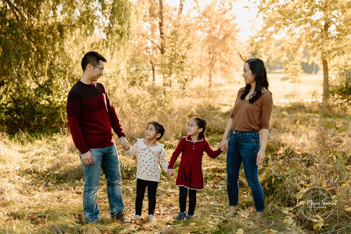 Fall family photos. Colorful fall family session. Mini séance d'automne à Montréal. Photos de famille en automne à Montréal. Montreal fall mini session. Montreal fall family photos.