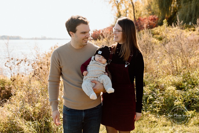 Fall family photos. Colorful fall family session. Mini séance d'automne à Montréal. Photos de famille en automne à Montréal. Montreal fall mini session. Montreal fall family photos.