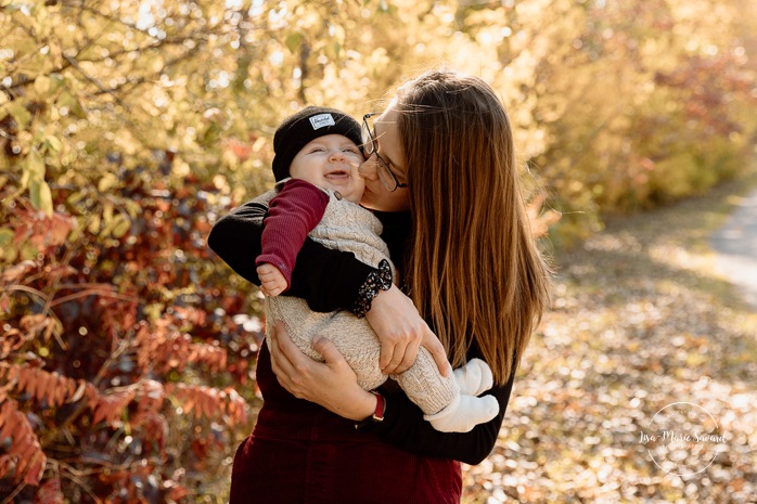 Fall family photos. Colorful fall family session. Mini séance d'automne à Montréal. Photos de famille en automne à Montréal. Montreal fall mini session. Montreal fall family photos.