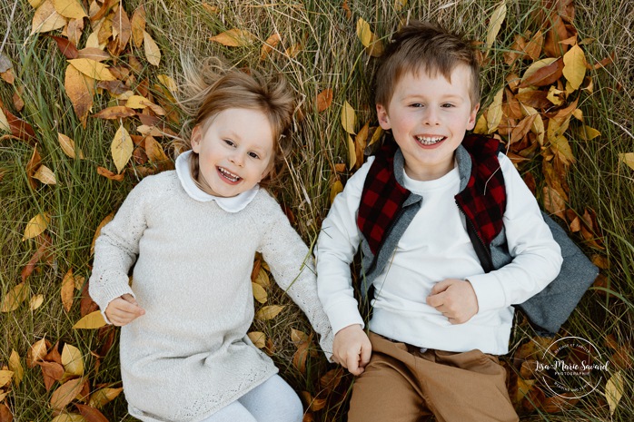 Fall family photos. Colorful fall family session. Mini séance d'automne à Montréal. Photos de famille en automne à Montréal. Montreal fall mini session. Montreal fall family photos.