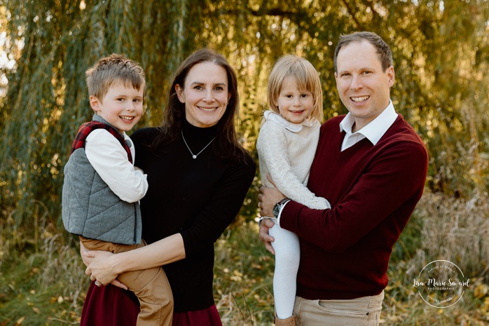 Fall family photos. Colorful fall family session. Mini séance d'automne à Montréal. Photos de famille en automne à Montréal. Montreal fall mini session. Montreal fall family photos.