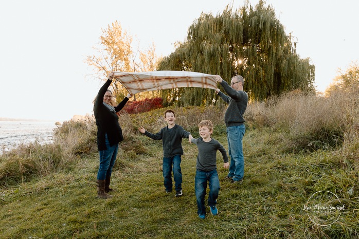 Fall family photos. Colorful fall family session. Mini séance d'automne à Montréal. Photos de famille en automne à Montréal. Montreal fall mini session. Montreal fall family photos.