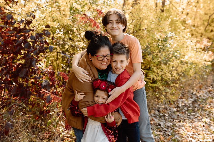 Fall family photos. Colorful fall family session. Mini séance d'automne à Montréal. Photos de famille en automne à Montréal. Montreal fall mini session. Montreal fall family photos.