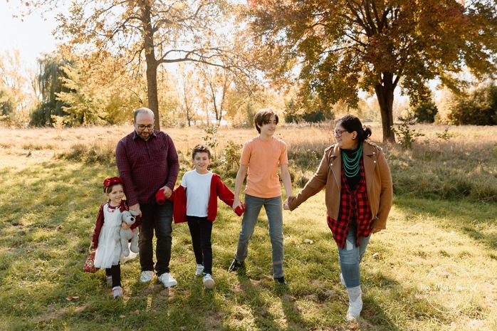 Fall family photos. Colorful fall family session. Mini séance d'automne à Montréal. Photos de famille en automne à Montréal. Montreal fall mini session. Montreal fall family photos.