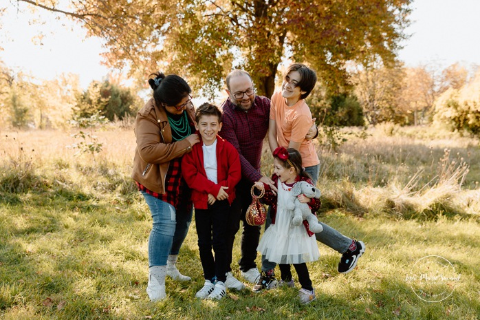 Fall family photos. Colorful fall family session. Mini séance d'automne à Montréal. Photos de famille en automne à Montréal. Montreal fall mini session. Montreal fall family photos.