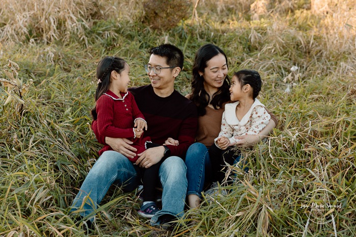 Fall family photos. Colorful fall family session. Mini séance d'automne à Montréal. Photos de famille en automne à Montréal. Montreal fall mini session. Montreal fall family photos.