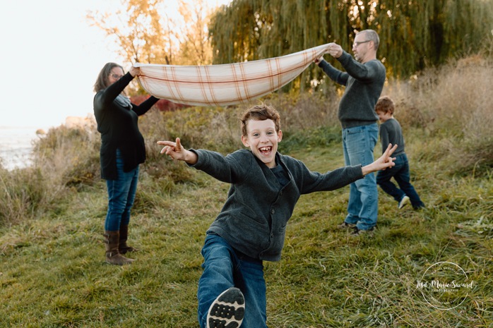 Fall family photos. Colorful fall family session. Mini séance d'automne à Montréal. Photos de famille en automne à Montréal. Montreal fall mini session. Montreal fall family photos.