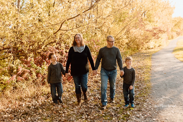 Fall family photos. Colorful fall family session. Mini séance d'automne à Montréal. Photos de famille en automne à Montréal. Montreal fall mini session. Montreal fall family photos.