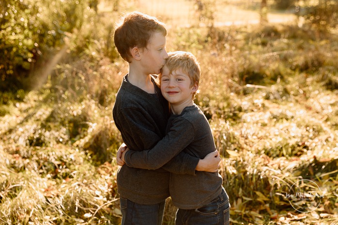 Fall family photos. Colorful fall family session. Mini séance d'automne à Montréal. Photos de famille en automne à Montréal. Montreal fall mini session. Montreal fall family photos.