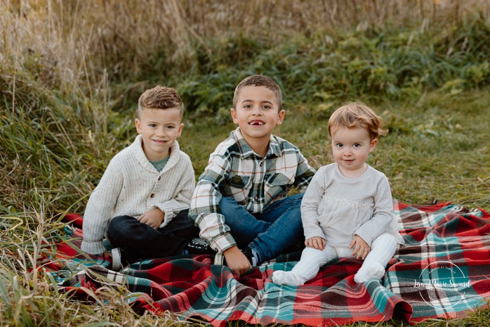 Fall family photos. Colorful fall family session. Mini séance d'automne à Montréal. Photos de famille en automne à Montréal. Montreal fall mini session. Montreal fall family photos.