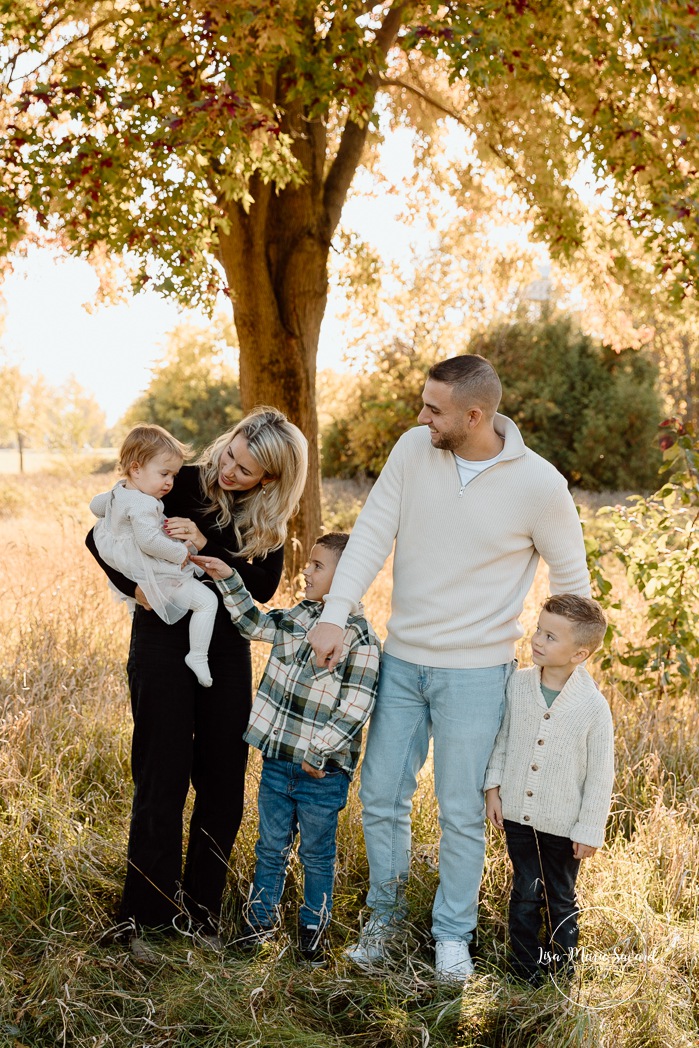 Fall family photos. Colorful fall family session. Mini séance d'automne à Montréal. Photos de famille en automne à Montréal. Montreal fall mini session. Montreal fall family photos.