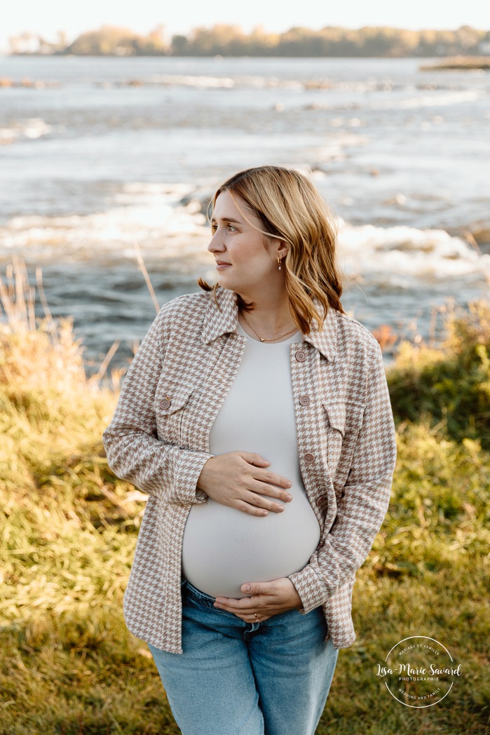 Fall maternity photos. Colorful fall maternity session. Mini séance d'automne à Montréal. Photos de famille en automne à Montréal. Montreal fall mini session. Montreal fall family photos.