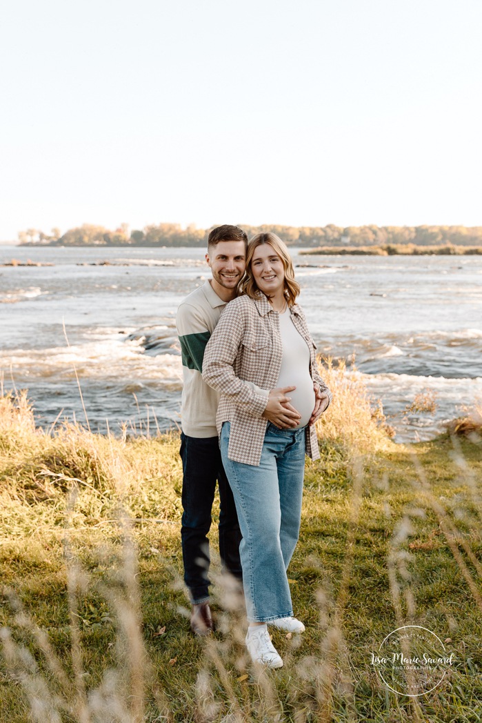 Fall maternity photos. Colorful fall maternity session. Mini séance d'automne à Montréal. Photos de famille en automne à Montréal. Montreal fall mini session. Montreal fall family photos.