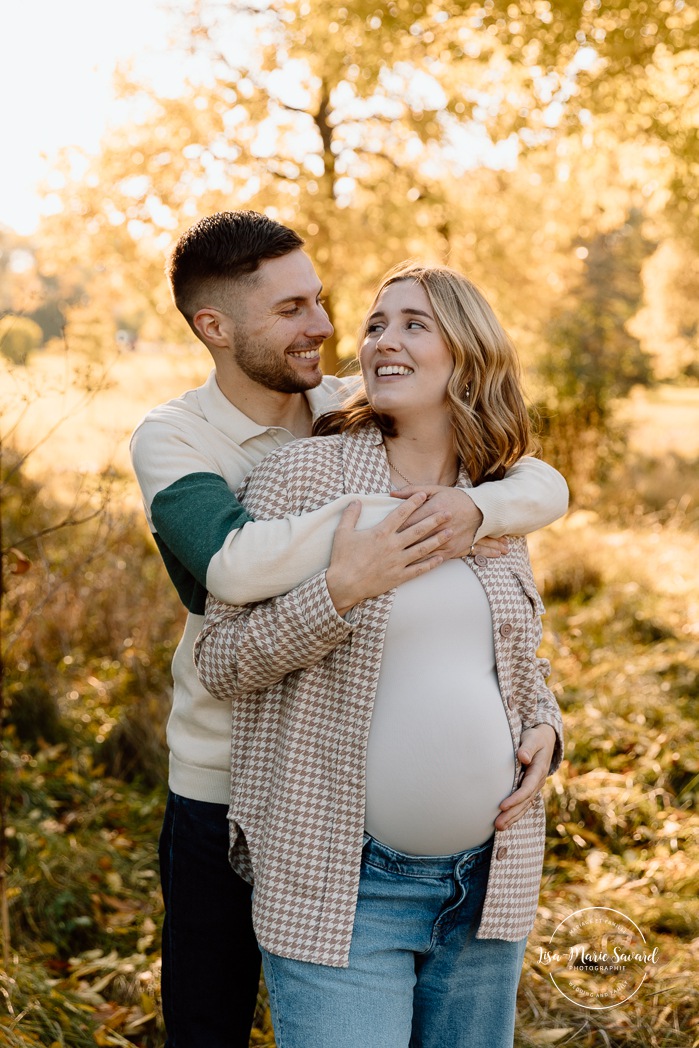 Fall maternity photos. Colorful fall maternity session. Mini séance d'automne à Montréal. Photos de famille en automne à Montréal. Montreal fall mini session. Montreal fall family photos.