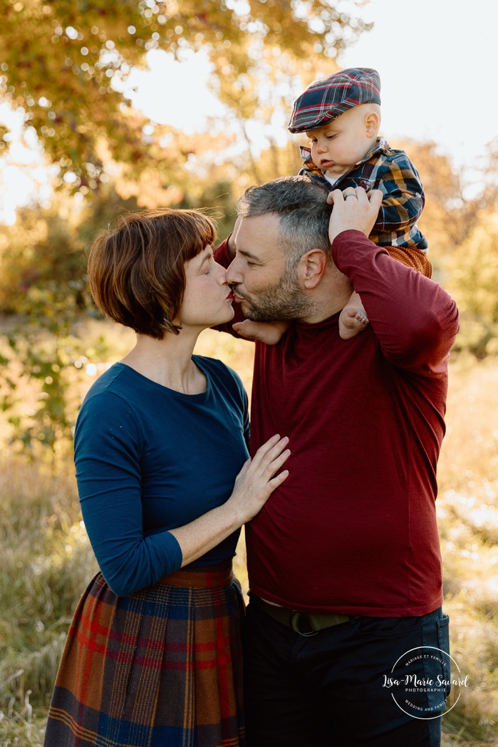 Fall family photos. Colorful fall family session. Mini séance d'automne à Montréal. Photos de famille en automne à Montréal. Montreal fall mini session. Montreal fall family photos.