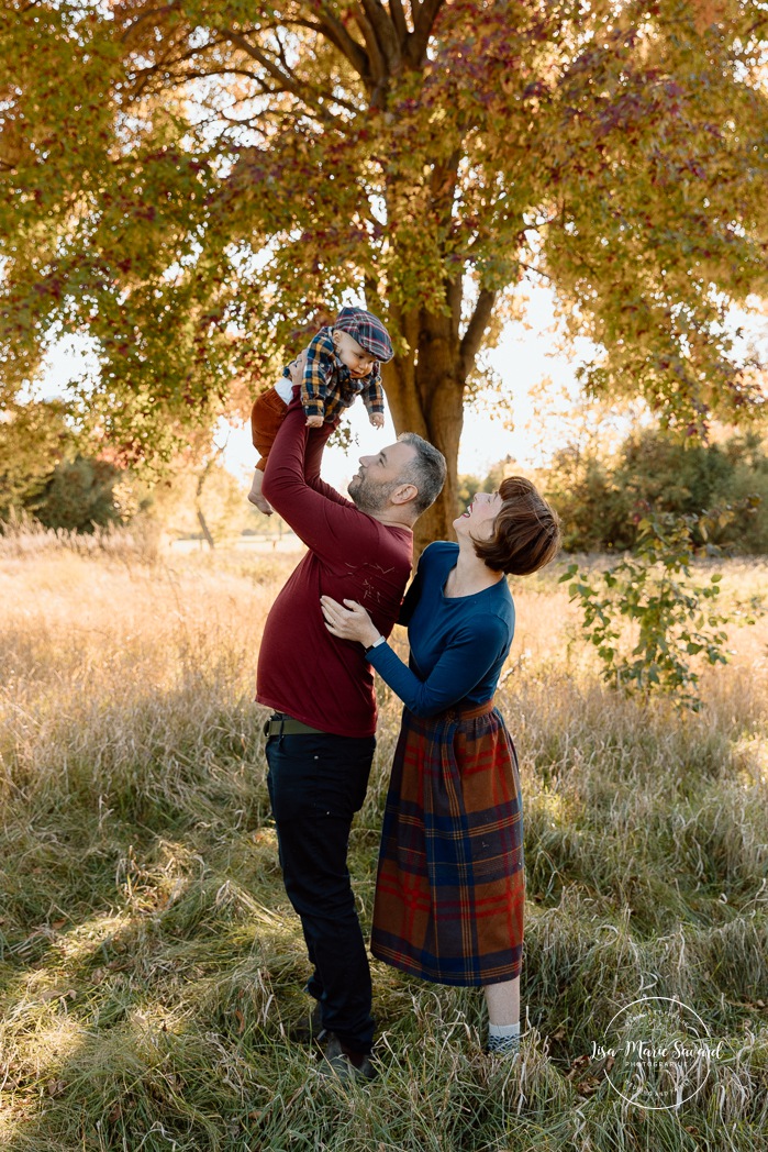 Fall family photos. Colorful fall family session. Mini séance d'automne à Montréal. Photos de famille en automne à Montréal. Montreal fall mini session. Montreal fall family photos.