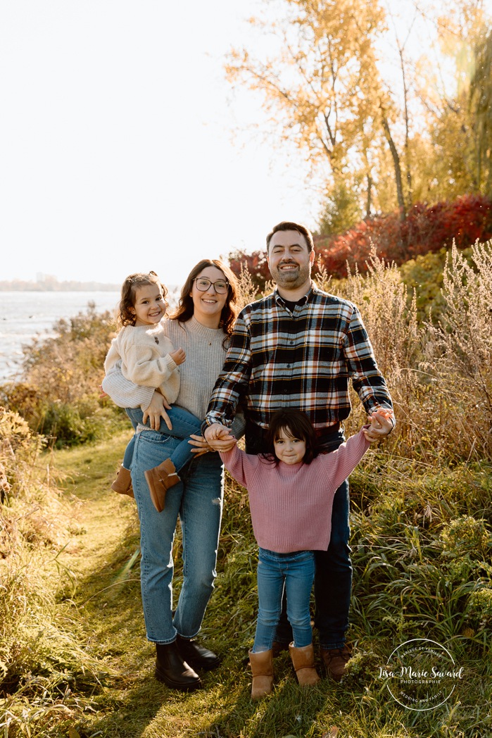 Fall family photos. Colorful fall family session. Mini séance d'automne à Montréal. Photos de famille en automne à Montréal. Montreal fall mini session. Montreal fall family photos.