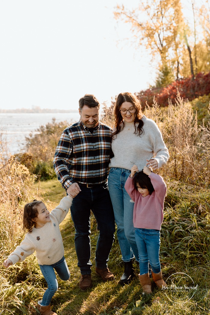 Fall family photos. Colorful fall family session. Mini séance d'automne à Montréal. Photos de famille en automne à Montréal. Montreal fall mini session. Montreal fall family photos.