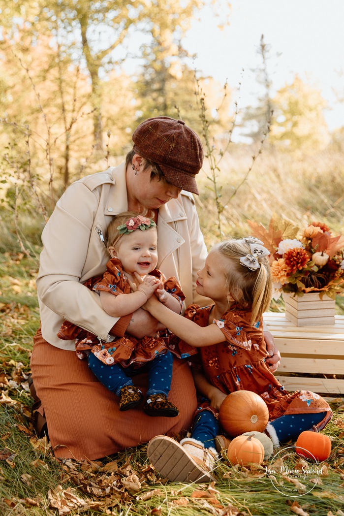 Fall family photos. Colorful fall family session. Mini séance d'automne à Montréal. Photos de famille en automne à Montréal. Montreal fall mini session. Montreal fall family photos.