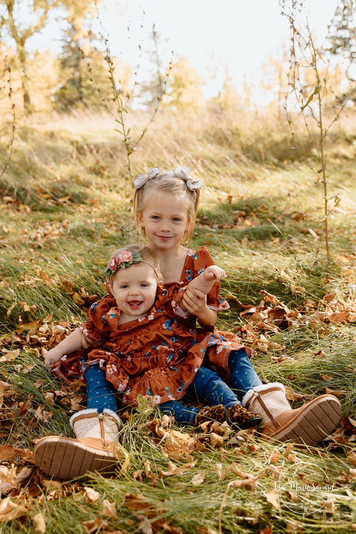 Fall family photos. Colorful fall family session. Mini séance d'automne à Montréal. Photos de famille en automne à Montréal. Montreal fall mini session. Montreal fall family photos.