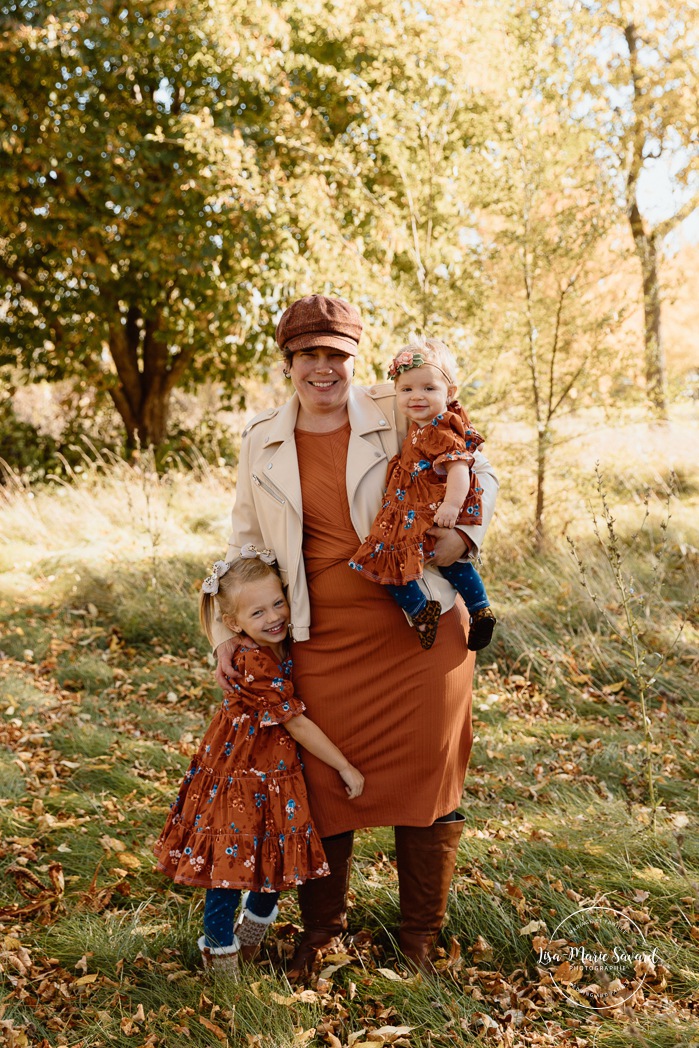 Fall family photos. Colorful fall family session. Mini séance d'automne à Montréal. Photos de famille en automne à Montréal. Montreal fall mini session. Montreal fall family photos.