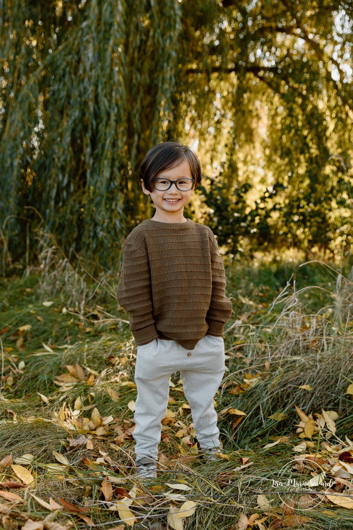 Fall family photos. Colorful fall family session. Mini séance d'automne à Montréal. Photos de famille en automne à Montréal. Montreal fall mini session. Montreal fall family photos.