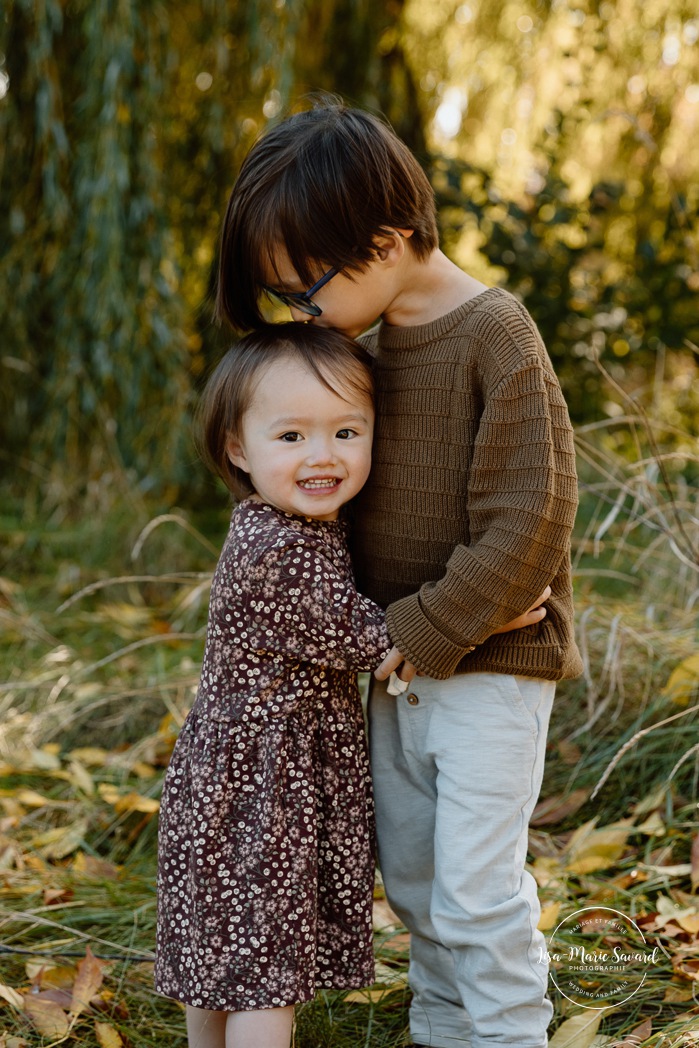 Fall family photos. Colorful fall family session. Mini séance d'automne à Montréal. Photos de famille en automne à Montréal. Montreal fall mini session. Montreal fall family photos.