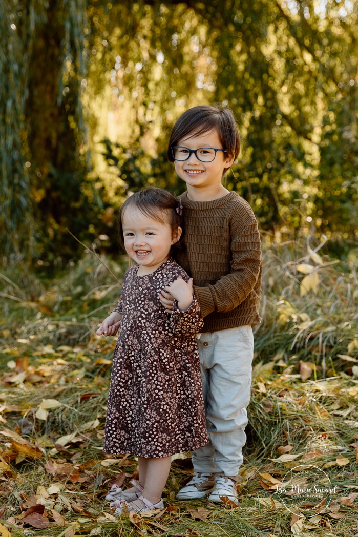 Fall family photos. Colorful fall family session. Mini séance d'automne à Montréal. Photos de famille en automne à Montréal. Montreal fall mini session. Montreal fall family photos.