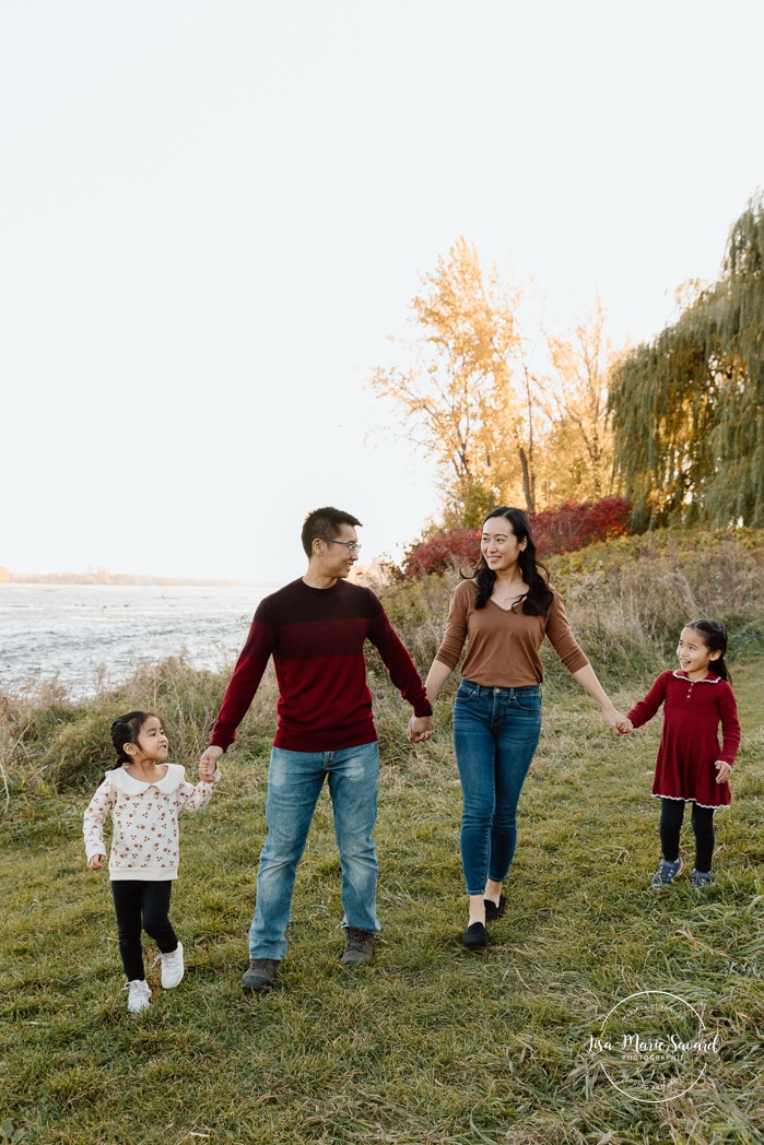 Fall family photos. Colorful fall family session. Mini séance d'automne à Montréal. Photos de famille en automne à Montréal. Montreal fall mini session. Montreal fall family photos.